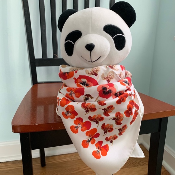 NWT Authentic Gucci Floral Print Silk Shawl Scarf - Picture 6 of 6